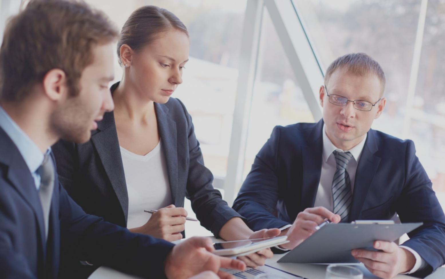 Profesionales corporativos trabajando en análisis financiero avanzado y planificación estratégica